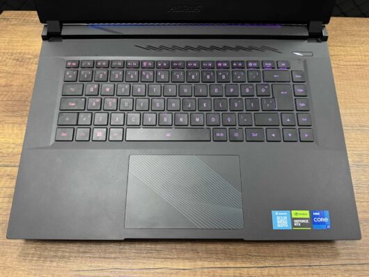 Gigabyte Aorus 15 BKF-73TR754SH Intel Core i7 13700H 16GB 1TB SSD RTX4060 15.6" QHD 165Hz W11 (İKİNCİ EL) - Görsel 2