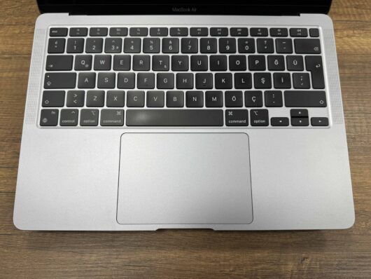 Apple MacBook Air M1 8GB 256GB SSD macOS 13.3" QHD+ Uzay Grisi MGN63TU/A (İKİNCİ EL) - Görsel 2