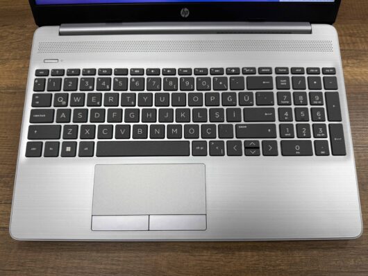 HP 255 G9 AMD Ryzen 5 5625U 8GB RAM 512GB SSD 15.6" FHD 9M3G7AT (İKİNCİ EL) - Görsel 2
