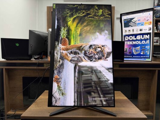 LG UltraGear 32GP750-B 31.5" 165Hz 1ms WQHD IPS Pivot Gaming Monitör (İKİNCİ EL) - Image 2