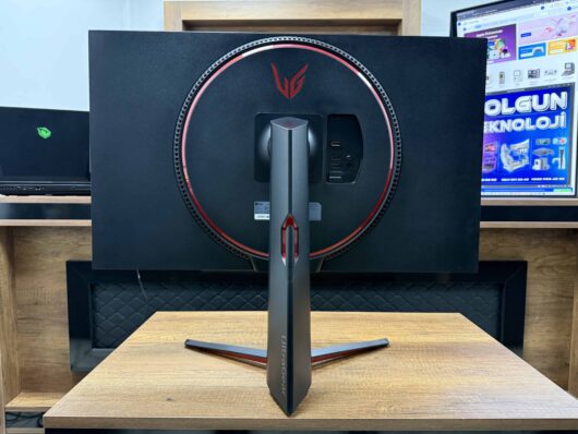 LG UltraGear 32GP750-B 31.5" 165Hz 1ms WQHD IPS Pivot Gaming Monitör (İKİNCİ EL) - Image 3