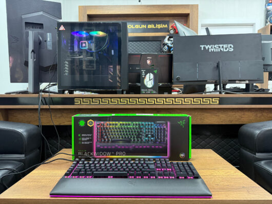 Razer BlackWidow V4 Pro RGB Green Switch Türkçe Q Kablolu Mekanik Oyuncu Klavyesi (İKİNCİ EL) - Görsel 2