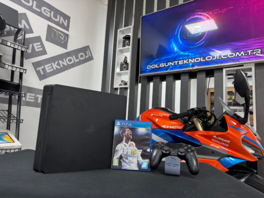 PlayStation 4 Slim 500GB Tek Kol + Fifa 18 Oyun CD’si (İKİNCİ EL)