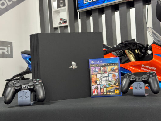 PlayStation 4 Pro 1TB Çift Kol + Grand Theft Auto 5 (Gta 5) Oyun CD’si (İKİNCİ EL) - Görsel 2