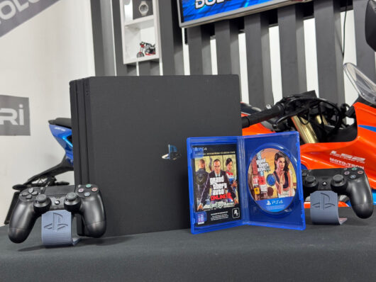 PlayStation 4 Pro 1TB Çift Kol + Grand Theft Auto 5 (Gta 5) Oyun CD’si (İKİNCİ EL) - Görsel 3