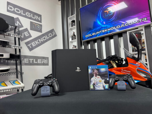 PlayStation 4 Pro 1TB Çift Kol + Fifa 18 Oyun CD’si (İKİNCİ EL)