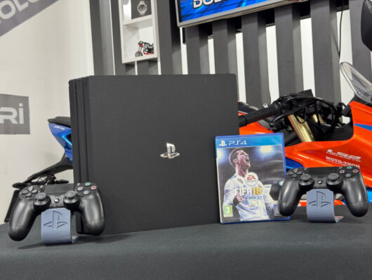PlayStation 4 Pro 1TB Çift Kol + Fifa 18 Oyun CD’si (İKİNCİ EL) - Görsel 2