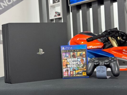 PlayStation 4 Pro 1TB Tek Kol + Grand Theft Auto 5 (GTA 5) Oyun CD’si (İKİNCİ EL) - Görsel 2