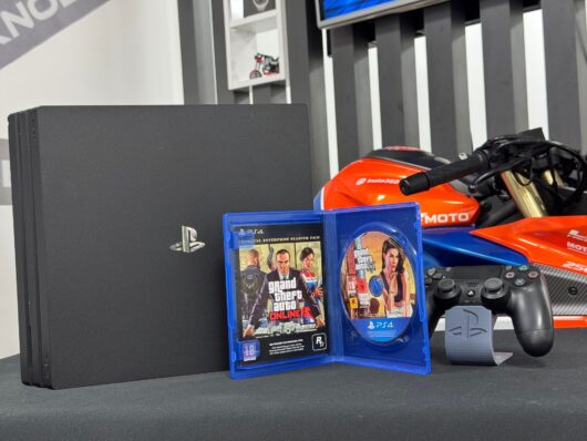 PlayStation 4 Pro 1TB Tek Kol + Grand Theft Auto 5 (GTA 5) Oyun CD’si (İKİNCİ EL) - Görsel 3