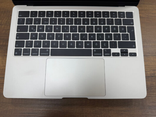 Apple MacBook Air M2 16GB RAM 256GB SSD 13.6” Yıldız Işığı MC7W4TU/A (İKİNCİ EL) - Görsel 2