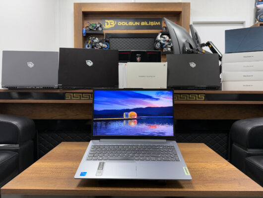 Lenovo IdeaPad Slim 3 15IAH8 Intel Core i5 12450H 16GB RAM 512GB SSD W11 15.6” FHD 83ER00FWTR (İKİNCİ EL)